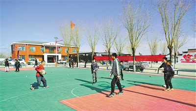 <p>　　新建的文化廣場(chǎng)，方便居民休閑鍛煉。</p>