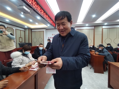村民領(lǐng)到分紅笑開顏。西夏區(qū)委宣傳部供圖