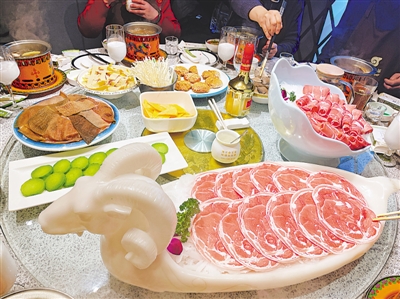 <p>　　　　一盤灘羊肉令人垂涎欲滴。</p>