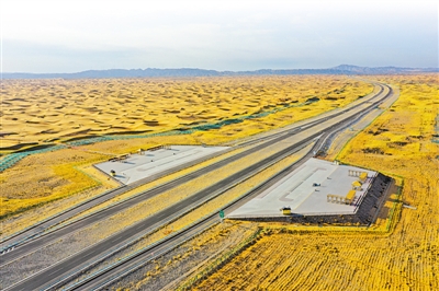 <p>　　在沙漠腹地，烏瑪高速公路邊建有觀景平臺，途經此處可登臺欣賞美景。　　　　　　　　　　　　　　　　　　　　　　　　　　　　　　　　　　　　　　　　　　　　　　　　　　　　　　　　　　　　　　　　　　本報記者　趙磊　陳瑤　何耐江　攝</p>