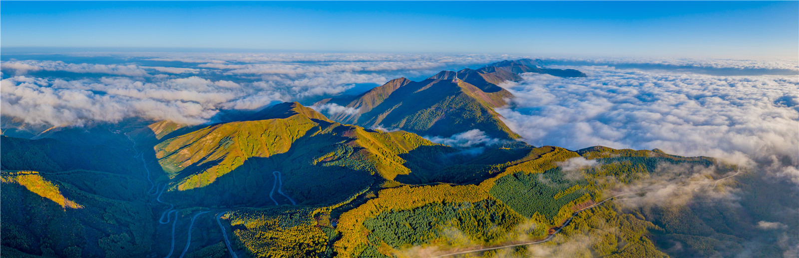 浮云繚繞六盤山.jpg