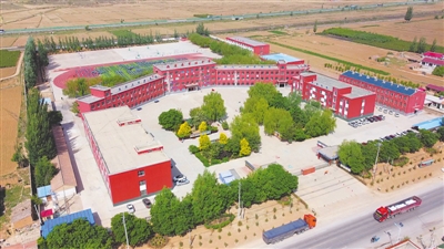 <p>　　海原縣李旺中學美麗的校園。　本報記者　王文革　攝　　</p>