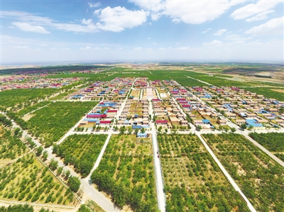 <p>　　沙坡頭區(qū)永康鎮(zhèn)永樂村被千畝蘋果園環(huán)抱。</p><p>　　本報記者　何耐江　攝　　</p>