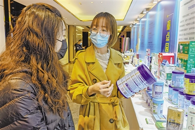 <p>　　“全國知名浙商寧夏行”活動中，參會嘉賓深入了解寧夏乳制品。</p>