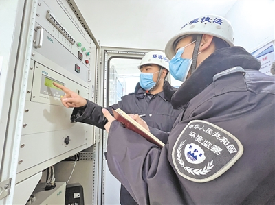 <p>　　吳忠市生態(tài)環(huán)境局執(zhí)法人員檢查企業(yè)治污設(shè)施運行情況。</p>