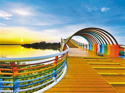 <p>　　沙湖風景區(qū)，夕陽下清澈的湖面與藍天交相輝映。</p>