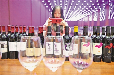 <p>　　琳瑯滿目的葡萄酒產(chǎn)品吸引著人們的眼球。</p>
