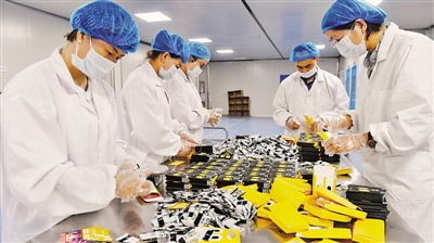 <p>　　中寧現代枸杞加工示范園區里，企業工人在包裝枸杞糖肽制品。枸杞糖肽生產線落戶中寧，凍干枸杞生產線、枸杞清汁、飲料、酵素等生產線相繼投產達效，枸杞產業鏈進一步拉長。</p><p>　　本報記者　王鼎　攝</p>