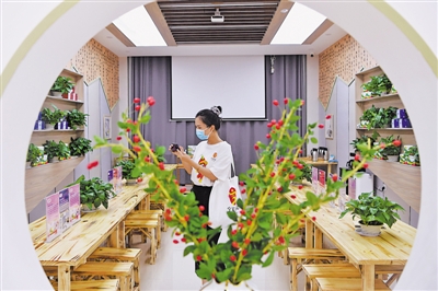 <p>　　2021年6月，第四屆枸杞產業博覽會，來自全國百余家媒體記者聚焦枸杞宴、采摘節、重大科技成果發布等活動。</p><p>　　本報記者　白茹　攝</p>