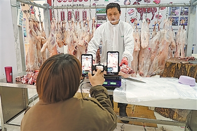 <p>　　寧夏寧羴源牛羊肉有限公司的直播室正在直播銷售灘羊肉。</p>