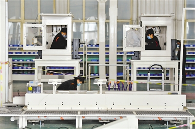<p>　　寧夏巨能機器人股份有限公司數字化車間里，技術人員正在安裝調試新上馬的廣汽乘用車——曲軸自動化項目生產線。目前，該企業成功為國內多家企業提供了1200多條自動化生產線，使“人工矩陣”的制造工廠，徹底變成了無人工廠。本報記者　王鼎　攝　</p>