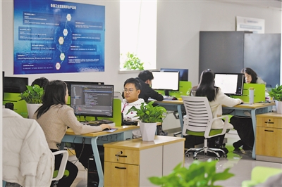 <p>　　銀川華信智信息技術有限公司將傳統的工控系統與新興的工業互聯網相結合，服務于機床、自動線和機器人等制造業廠商，目前已幫助200多家企業實現數字化、智能化改造，實現分享工業云生態，賦能、賦值、創新、轉型。本報記者　王鼎　攝　</p>
