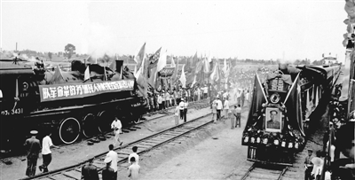 <p>　　經過4年的艱苦鏖戰，包蘭鐵路于1958年7月30日在銀川成功接軌，同年8月1日，南北兩段的第一列火車對開，包蘭鐵路正式通車。				　　　　　　　　																			　　　　　		　　　　　　　　　　　　朱康洛　攝</p>