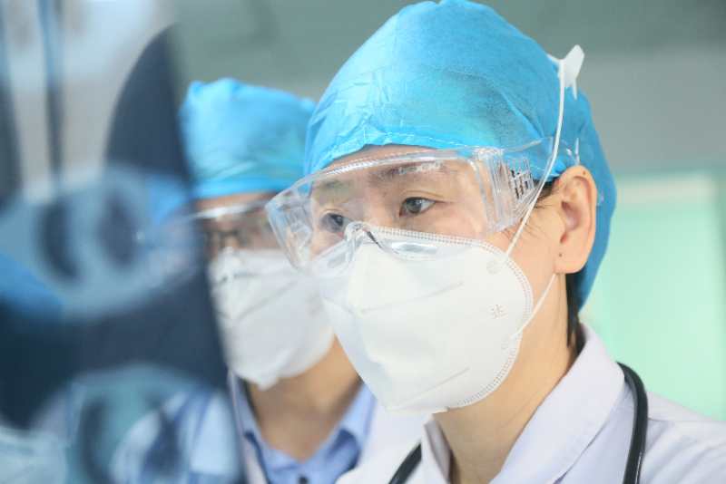 疫情期間帶領(lǐng)科室人員認(rèn)真查看每一個(gè)患者.jpg