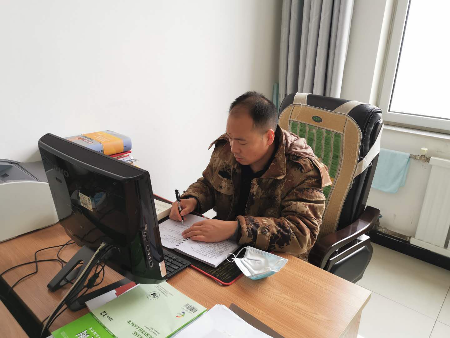 過電腦學習最新疫情防控方案.jpg
