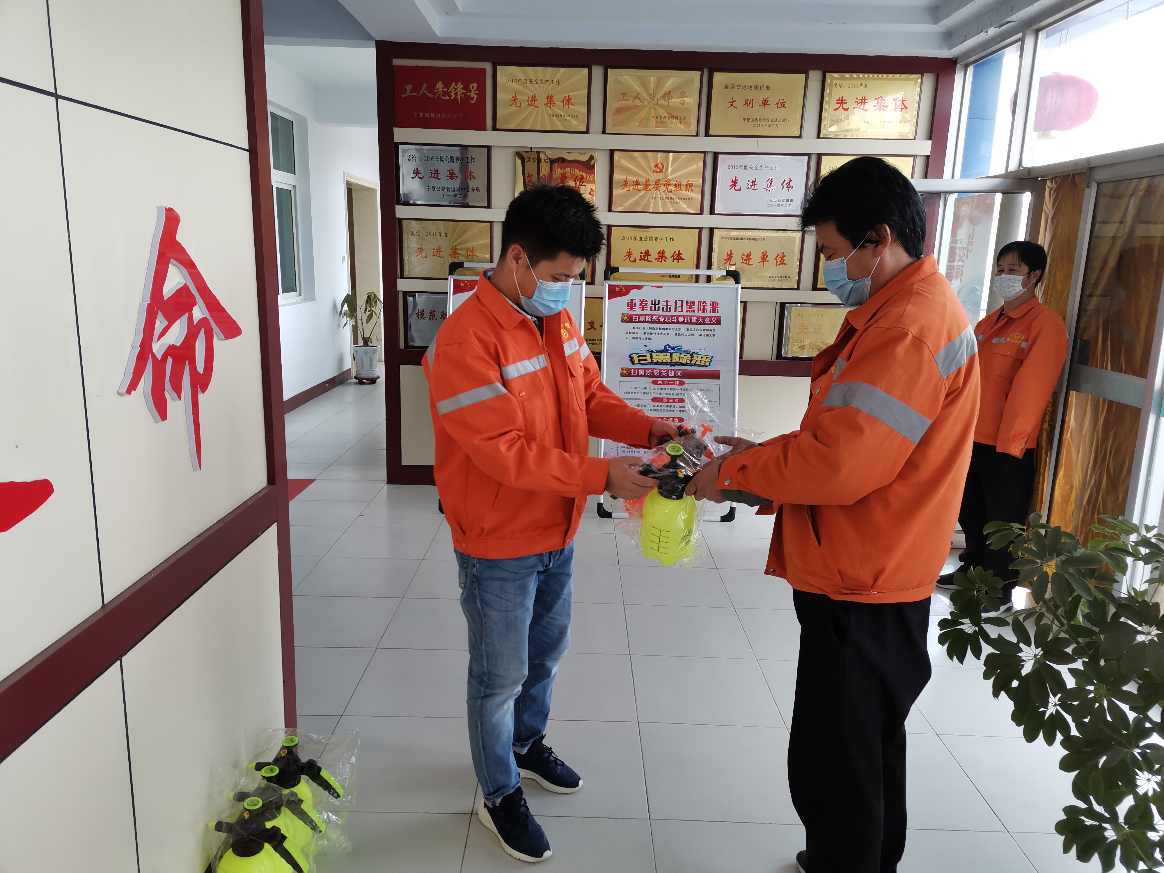 技術員趙棟（左）發放消毒水等物資.jpg