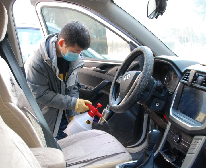 牛志佳為分中心機關公務車輛消毒.jpg