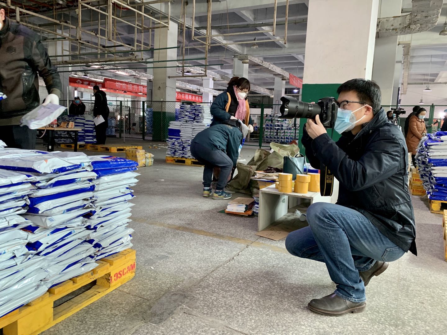 2月12日，寧報集團左鳴遠在銀川市郵件處理中心進行采訪，用鏡頭定格戰“疫”力量.jpg