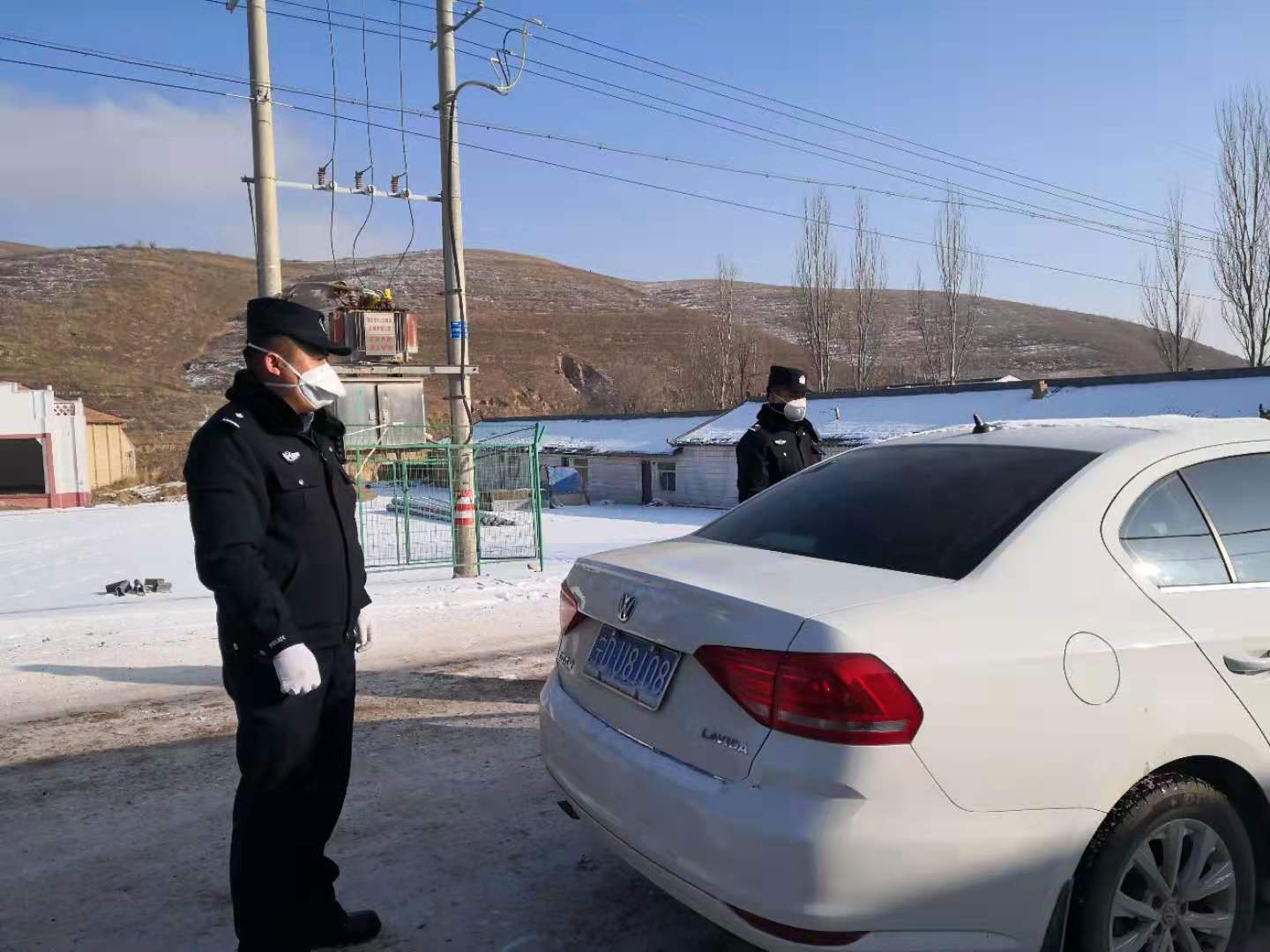 疫情期間，王志強盤查過往車輛.jpg