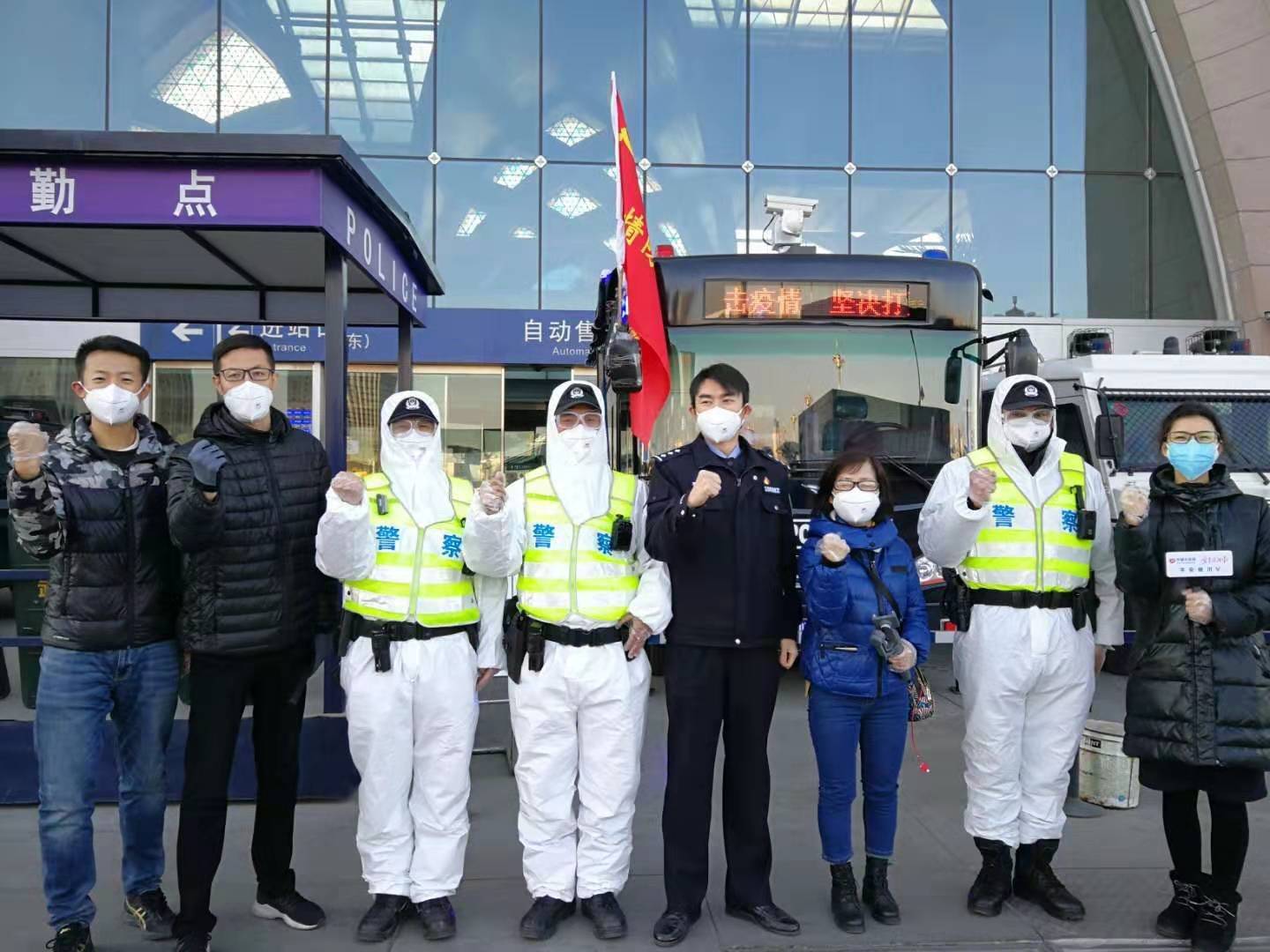 2月8日，寧夏法治報社朱岱云(右三）與同事們在銀川市火車站直播，宣傳阻擊疫情中的寧夏政法力量。.jpg