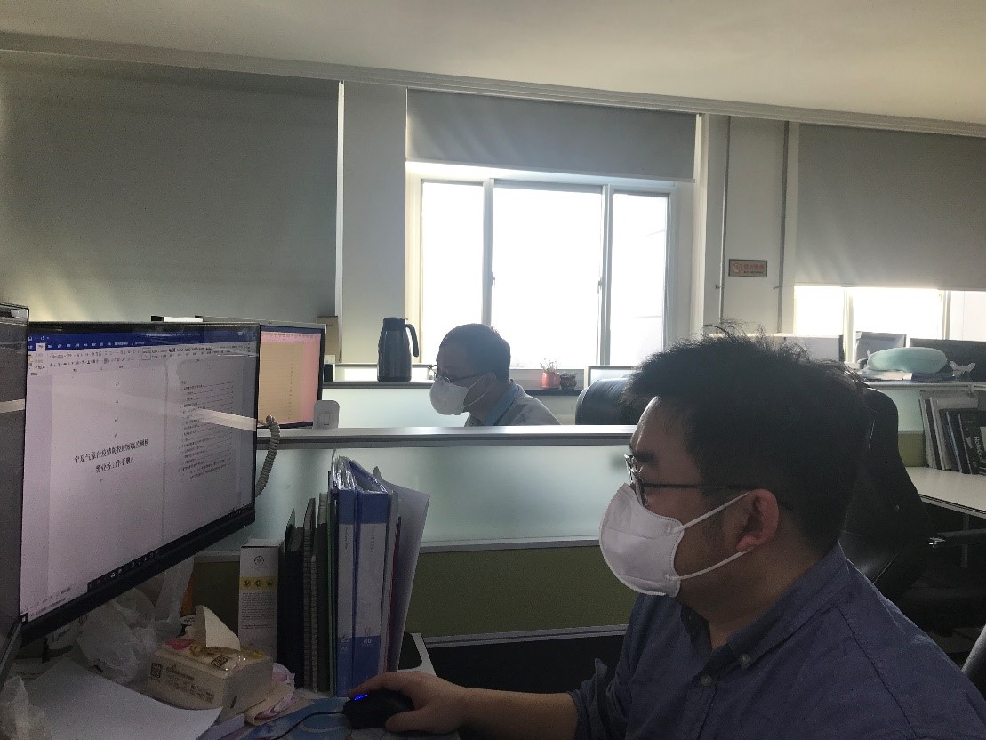 28.何勁夫編制監測預報業務工作手冊（拍攝李婷）.jpg