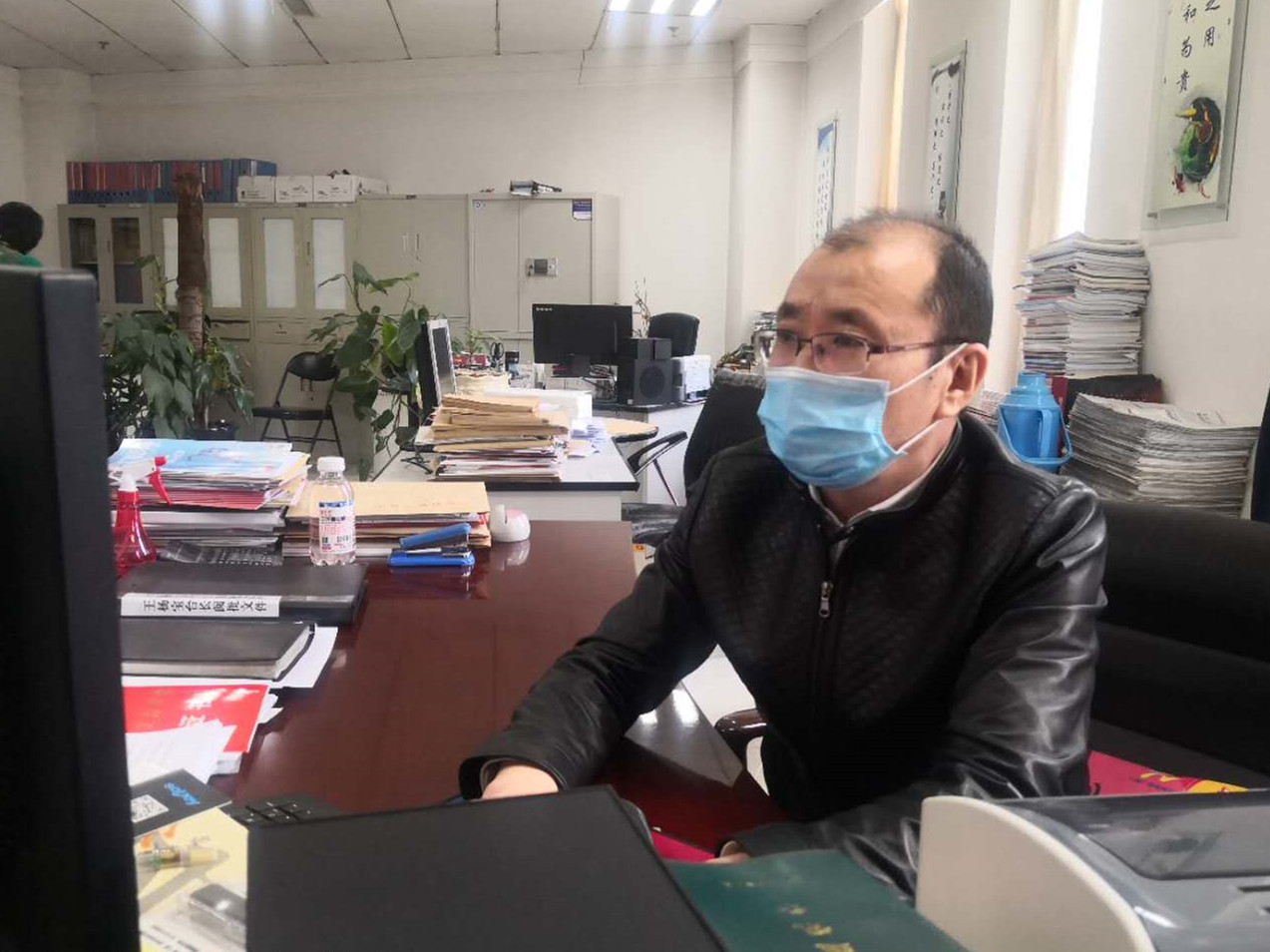 海曉宇同志在起草疫情防控相關(guān)文件.jpg