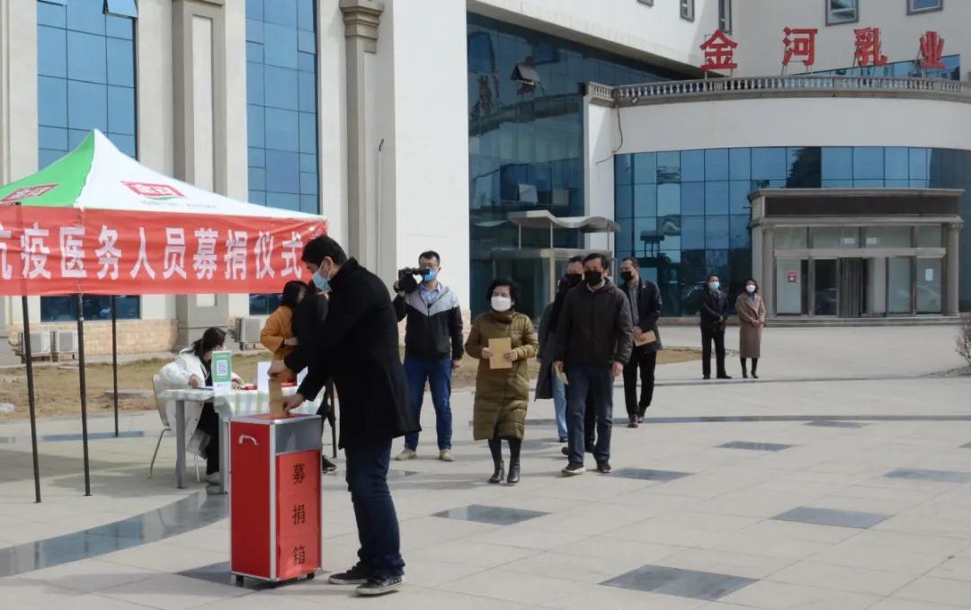圖1-閆建國同志帶頭捐款1萬元.jpg