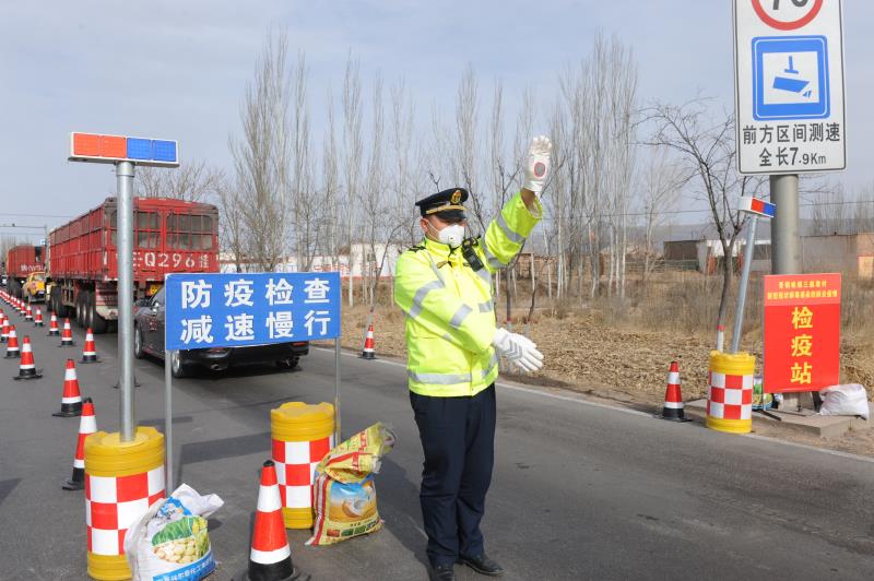 丁凱敏指揮車輛接受檢查.jpg