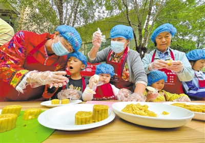 <p>　　9月15日，居民在制作月餅。當天，銀川市金鳳區北京中路街道辦事處民生花園社區邀請轄區居民開展“中秋月圓話鄰里”活動，迎接即將到來的中秋節?！”緢笥浾摺●R楠　攝</p>