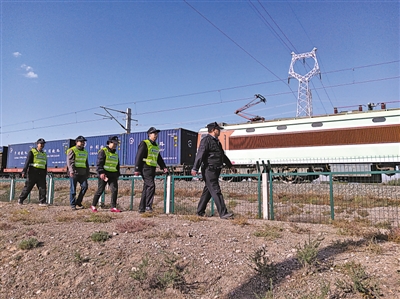 <p>　　在每一名鐵路護路人的眼里，鐵路就是民族團結的“連心橋”。</p>