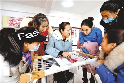 <p>　　從家庭、社區(qū)、學校，到鄉(xiāng)村、企業(yè)、機關(guān)，我區(qū)各族群眾和睦相處、和衷共濟，共居共學共建共享共事共樂的局面已經(jīng)形成。</p><p>　　本報記者　王曉龍　攝</p>
