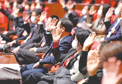 <p>　　自治區(qū)政協(xié)委員表決通過各項決議。</p>
