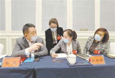 <p>　　來自基層的自治區(qū)人大代表情系民生，認真履職。</p>