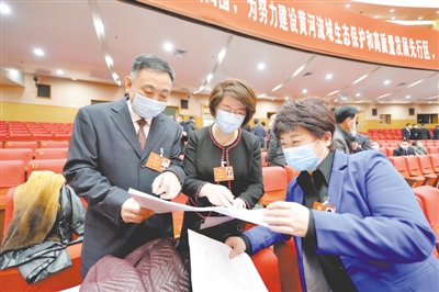 <p>　　自治區(qū)政協(xié)委員就熱點問題交流討論。</p>
