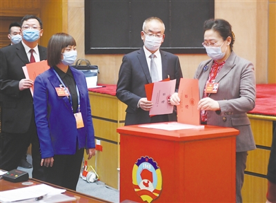 <p>　　自治區(qū)政協(xié)委員投下神圣的一票。</p>