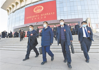 <p>　　自治區(qū)人大代表滿懷憧憬走出會場，踏上新征程。</p>