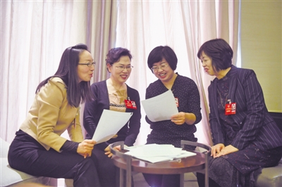<p>　　→參加自治區(qū)政協(xié)十一屆四次會(huì)議的政協(xié)委員們已于1月26日向大會(huì)報(bào)到。</p>