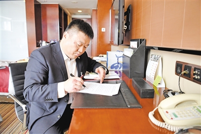 <p>　　政協(xié)委員王寧在住地修改提案。　</p>