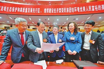 <p>　　開幕會(huì)結(jié)束后，委員們就政協(xié)常委會(huì)工作報(bào)告展開討論。</p>