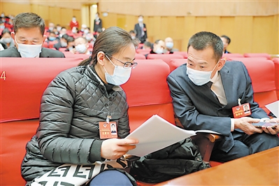 <p>　　政協(xié)委員討論政協(xié)常委會工作報告。</p>