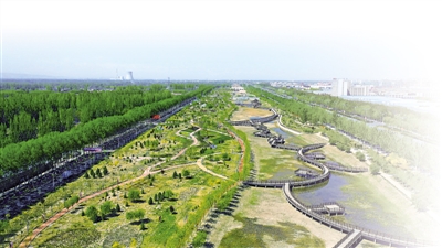 <p>　　城在綠中，水在城中。　　本報記者　蘇峰　攝</p>