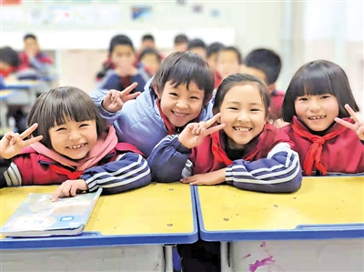 <p>　　陽光快樂寫在吳忠市紅寺堡區燕寶小學孩子們的臉上。</p><p>　　本報記者　李錦　攝</p>