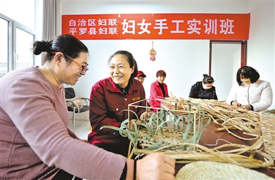 <p>　　我區通過創業扶持、就業援助、技能增收等手段幫助城鄉居民增加收入。</p>