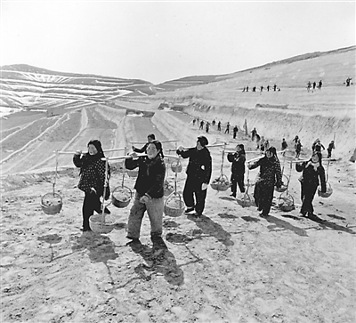 <p>　　20世紀(jì)70年代，西吉縣平峰公社的社員們送肥到農(nóng)田。		　　		　　</p>