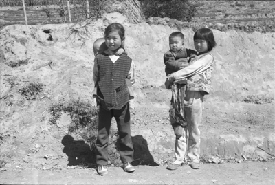 <p>　　姐姐帶弟弟，山區(qū)女娃輟學(xué)現(xiàn)象在過(guò)去時(shí)有發(fā)生。本報(bào)記者　王猛　攝</p>