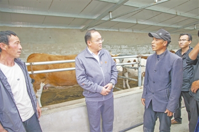 <p>　　去年3月，海原縣扶貧辦工作人員到史店鄉蒼灣村易地扶貧搬遷安置點調研移民村后續產業發展情況。　　　　　（圖片由海原縣扶貧辦提供）</p>