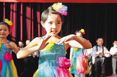 <p>　　欣榮村小學的文藝演出，學校就在家門口。</p>