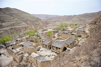 <p>　　連綿起伏的群山，阻隔了張家洼村與外界的聯絡。　（攝于2011年5月）</p>