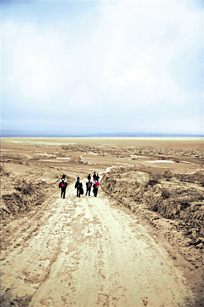 <p>　　孩子們上學得走10多公里的山路。（攝于2011年9月）</p>