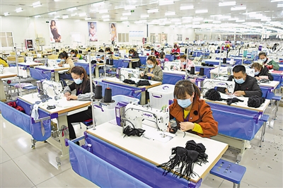 <p>　　欣榮村的制衣工廠生產線一派繁忙，村民在家門口就業，生產的內衣制品遠銷海外。</p>